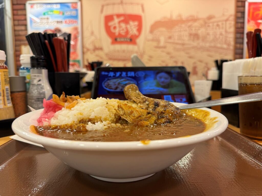 すき家　炭火焼きほろほろチキンカレー　メガサイズ