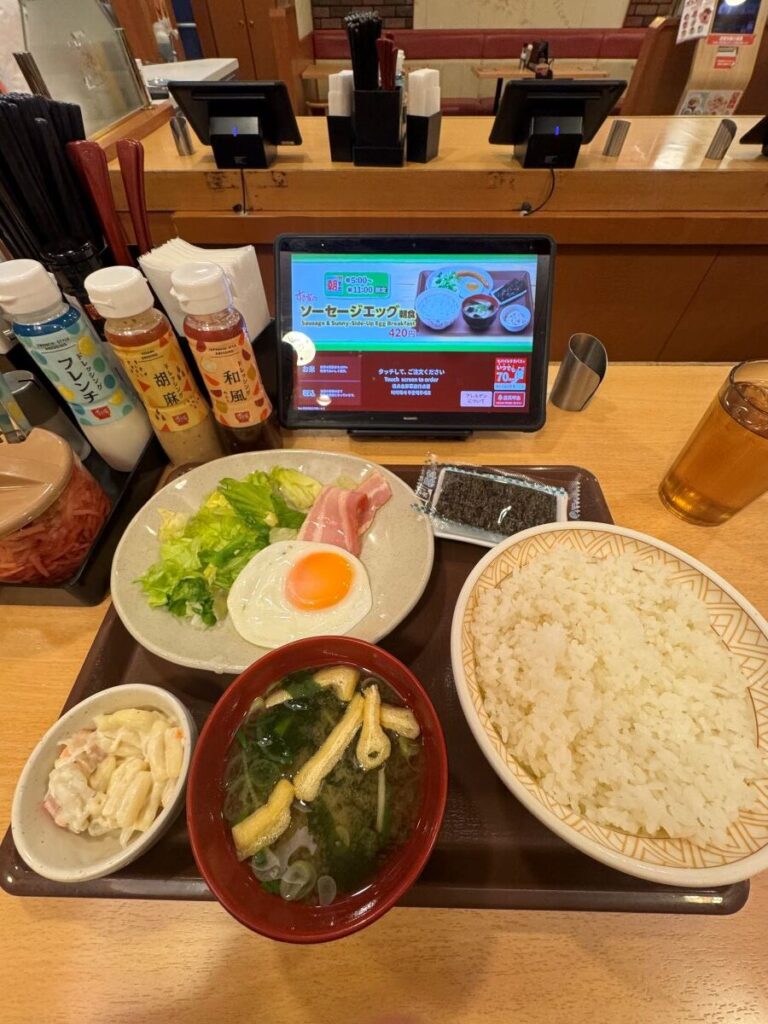 自社製ベーコンエッグ朝食