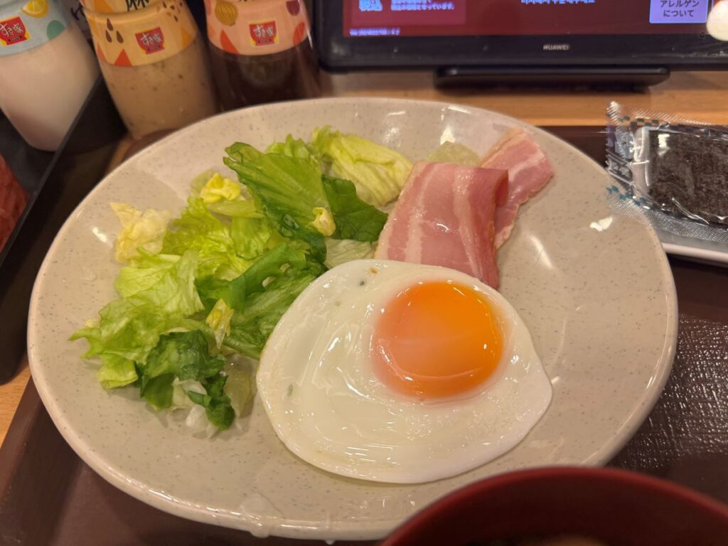 自社製ベーコンエッグ朝食